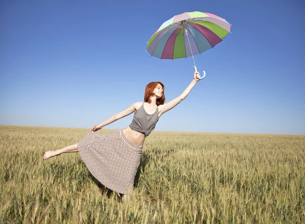 Chica con paraguas en el campo —  Fotos de Stock