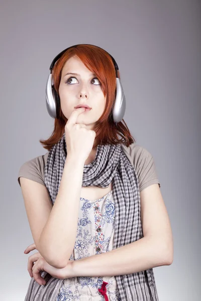 Дівчина з сучасними навушниками . — стокове фото
