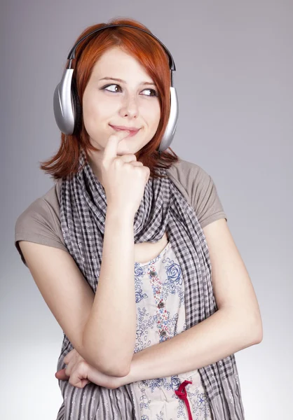 Дівчина з сучасними навушниками . — стокове фото