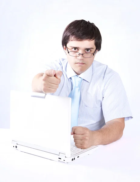 Jeune patron avec ordinateur portable blanc . — Photo