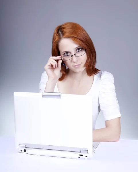 Beyaz dizüstü bilgisayar olan Kızıl saçlı kız. Stüdyo vurdu. — Stok fotoğraf