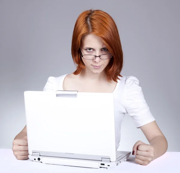 Rödhårig tjej med vita notebook. Studio skott. — Stockfoto