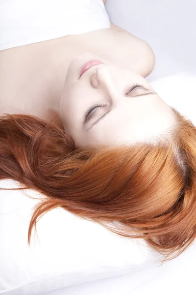 Close-up bela jovem fresca no estúdio tiro com cabelo vermelho — Fotografia de Stock