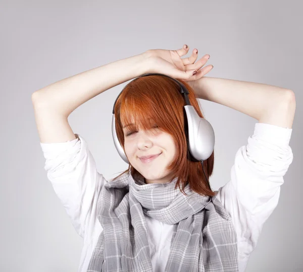 Chica con auriculares modernos . — Foto de Stock