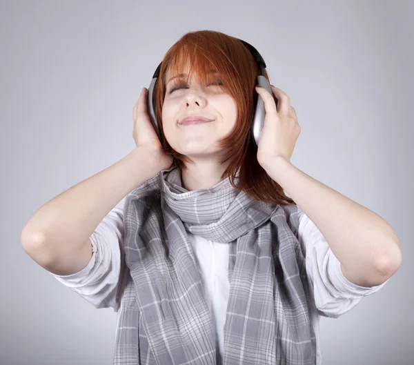Meisje met moderne hoofdtelefoon. — Stockfoto