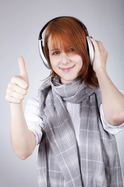 Menina com fones de ouvido modernos mostram OK — Fotografia de Stock