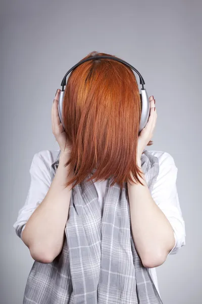 Neobvyklé rusovlasá dívka se sluchátky — Stock fotografie