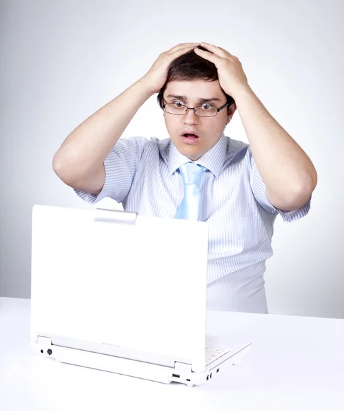 Fiatal boss fehér laptop. — Stock Fotó