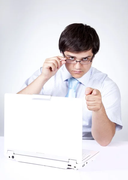 Молодой босс с белым ноутбуком . — стоковое фото