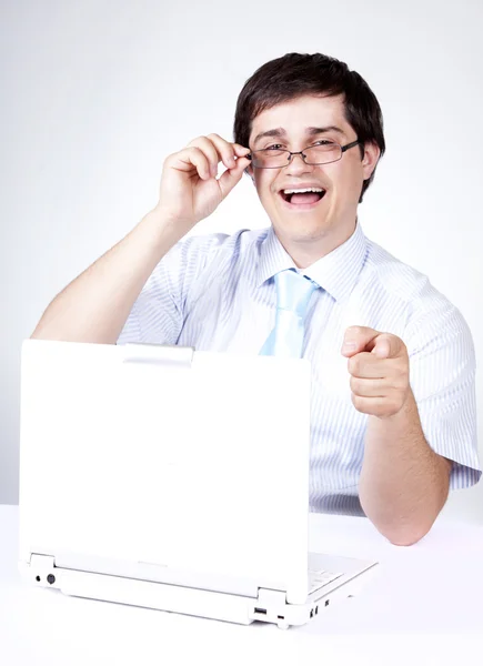 Jovem chefe sorridente com laptop branco . — Fotografia de Stock