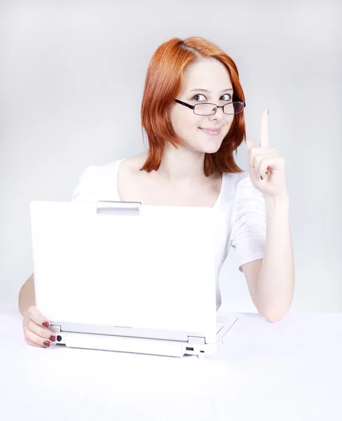 빨간 머리 소녀 흰색 노트북입니다. 스튜디오 촬영. — 스톡 사진