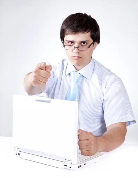 Junger Chef mit weißem Laptop. — Stockfoto