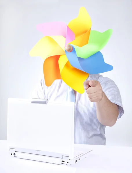 Affärsman med vindkraftverk i huvudet med bärbar dator. — Stockfoto