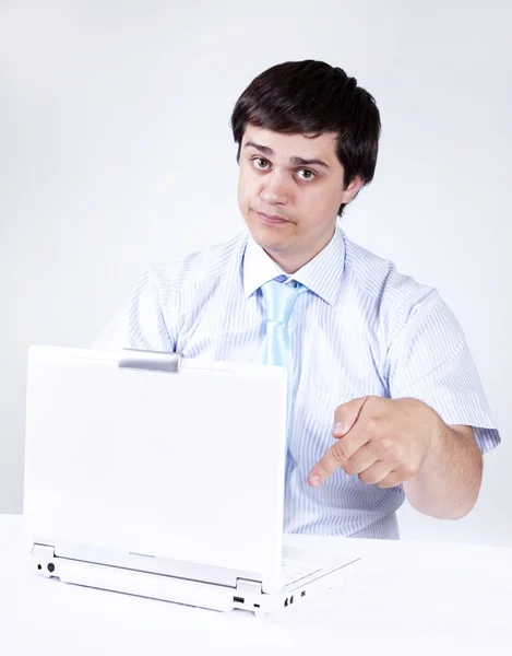 Fiatal boss fehér laptop. — Stock Fotó