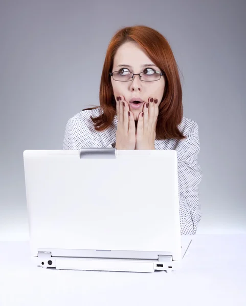 Roodharige meisje met witte laptop. studio opname. — Stockfoto