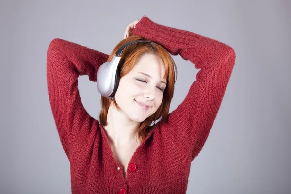 Menina com fones de ouvido modernos . — Fotografia de Stock