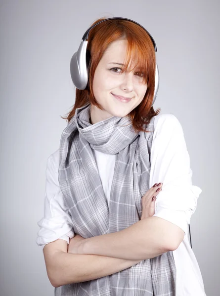 Menina com fones de ouvido modernos . — Fotografia de Stock