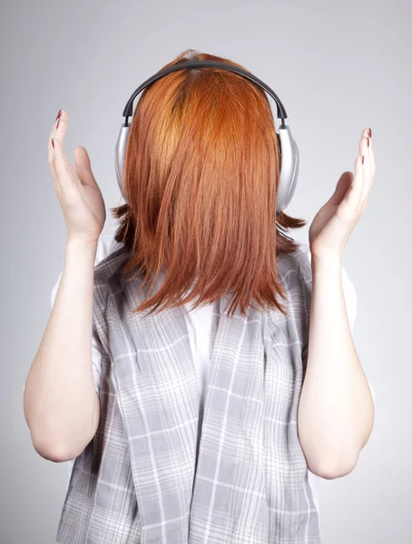 不寻常的红头发的女孩用耳机 — 图库照片