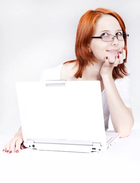 Rödhårig tjej med vita notebook. Studio skott. — Stockfoto