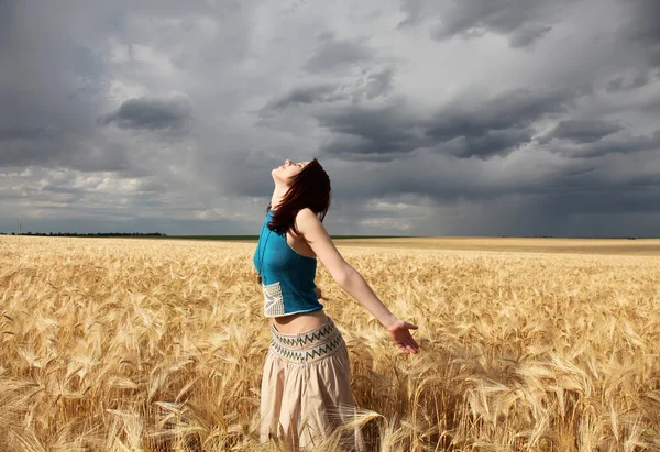 Hermosa chica en el campo de trigo en el día lluvioso — Foto de Stock