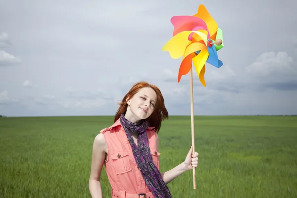 Flicka på grön vete fält med vindkraftverk — Stockfoto