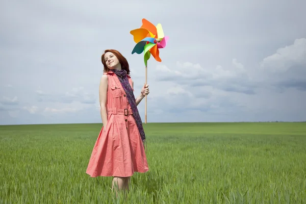 Menina no campo de trigo verde com turbina eólica — Fotografia de Stock