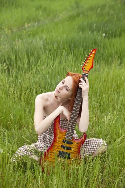 Girl with guitar at field — Stock Photo, Image