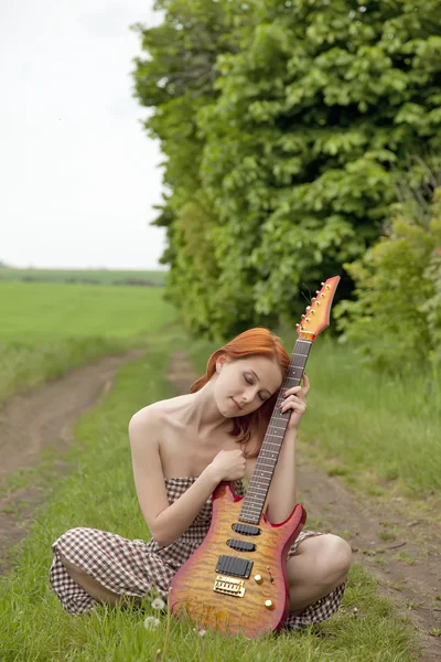 Girl with guitar at village road — Stock Photo, Image