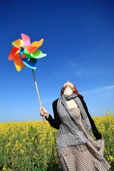 Jong meisje met windturbine bij verkrachting veld. — Stockfoto