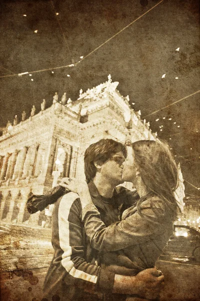 Two kissing in Praha, Czech Republic at night.Photo in old image style. — Stock Photo, Image