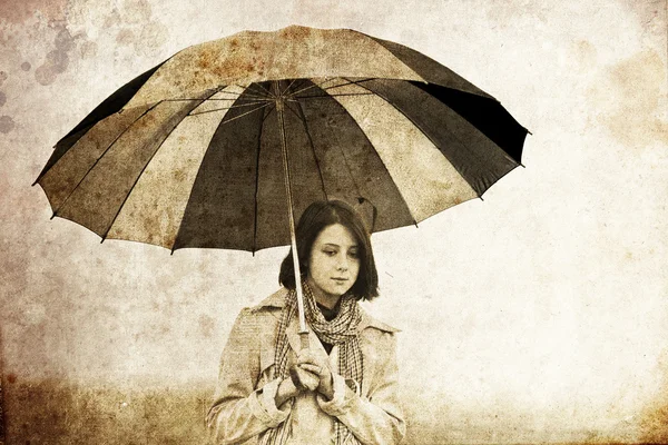 Meisje met paraplu op veld. foto in oude stijl van de afbeelding. — Stockfoto
