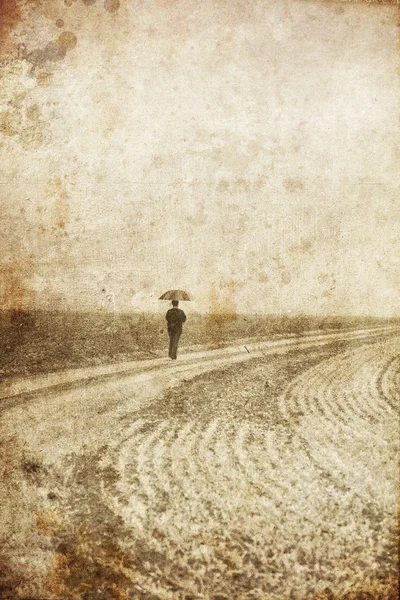 Dívka s deštníkem na pole. Foto ve starém stylu obrázku. — Stock fotografie