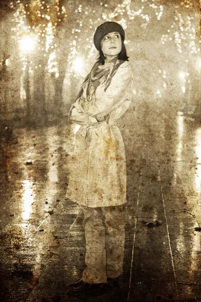 Mode Mädchen in der Nacht Gasse. Foto im alten Bildstil. — Stockfoto