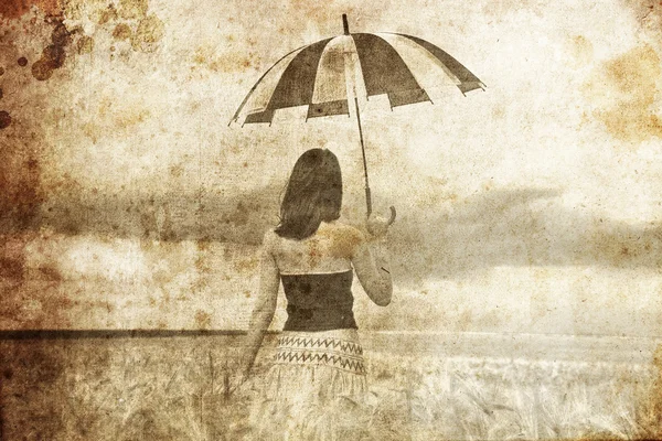 女孩在有伞的麦田。旧图像样式的照片. — 图库照片