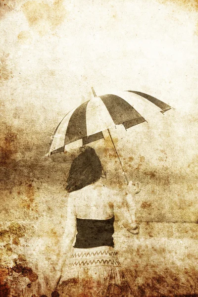 Mädchen am Weizenfeld mit Regenschirm. Foto im alten Bildstil. — Stockfoto