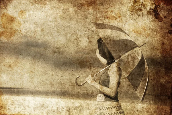 Dziewczyna w polu pszenicy z parasolem. zdjęcie w starym stylu obrazu. — Zdjęcie stockowe