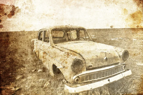 Gammal bil på fältet. Foto i gammal bild stil. — Stockfoto