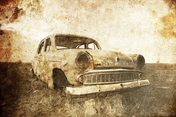 Un auto viejo en el campo. Foto en estilo de imagen antigua . —  Fotos de Stock