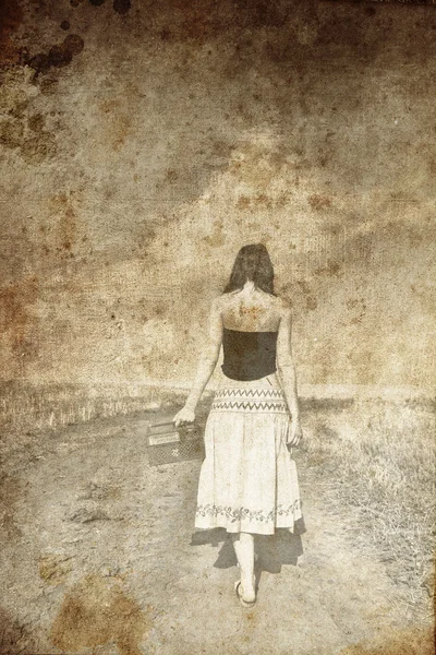 小麦のフィールド道路でラジオを持つ少女。古い画像のスタイルの写真. — ストック写真
