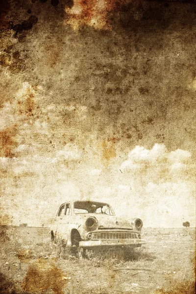 Stary samochód w pole. zdjęcie w starym stylu obrazu. — Zdjęcie stockowe