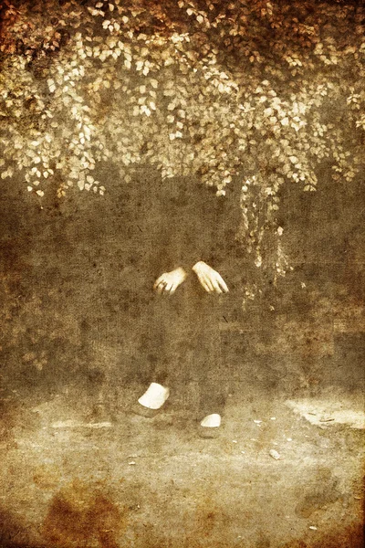 Silhouette mains et pieds sous les feuilles. Photo dans l'ancien style d'image . — Photo