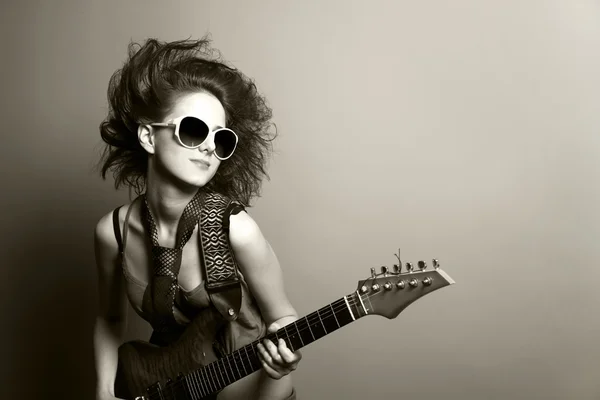 Mode meisje met gitaar — Stockfoto