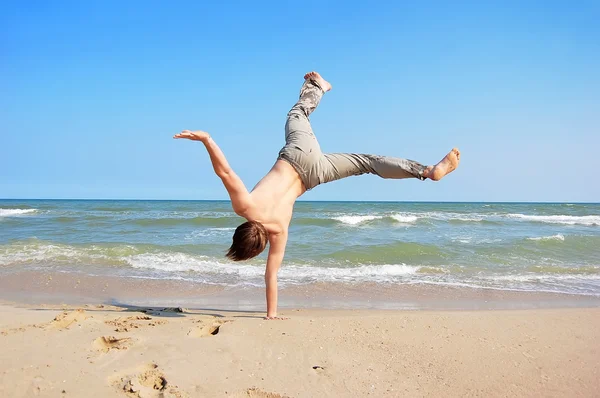 Akrobatiska pojke — Stockfoto
