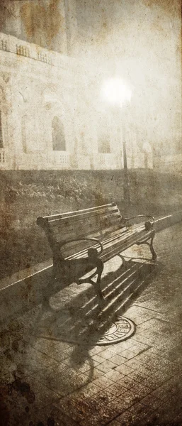 在乌克兰敖德萨的中央花园的长凳。旧图像样式的照片. — 图库照片