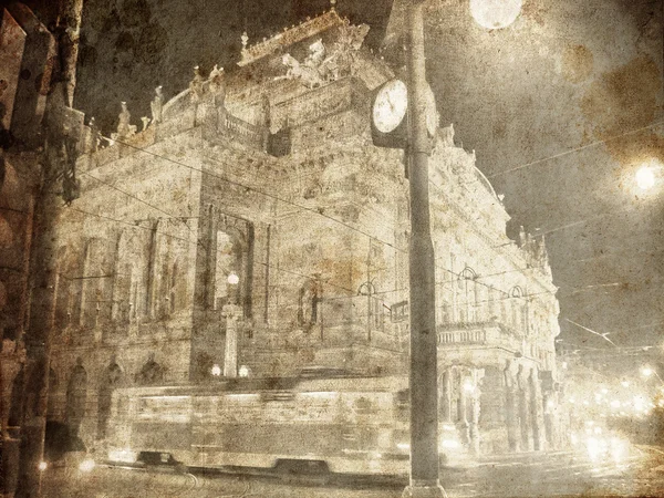 Nacht uitzicht in praha op theater en klok — Stockfoto