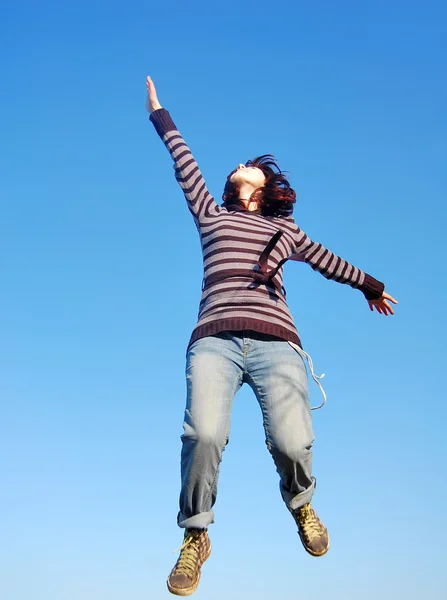 Девушка прыгает в воздух — стоковое фото