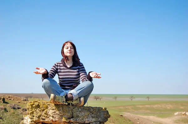 stock image Outdoor portrait of normal beautiful young woman enjoying the spring and si