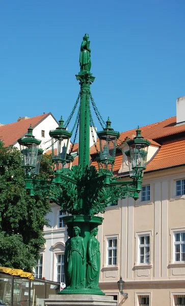 En gammal lyktstolpe på slottet Prag i Tjeckien — Stockfoto