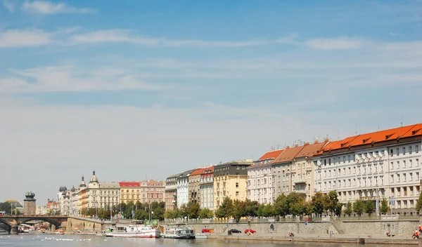 Panoramautsikt över Prag och floden. CZ — Stockfoto