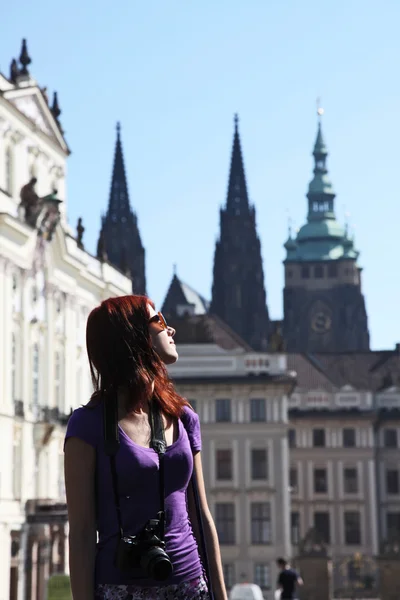 Портрет девушки в Праге, Чехия — стоковое фото